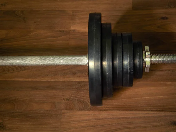 Barbell Dumbbell Fundo Madeira Marrom — Fotografia de Stock