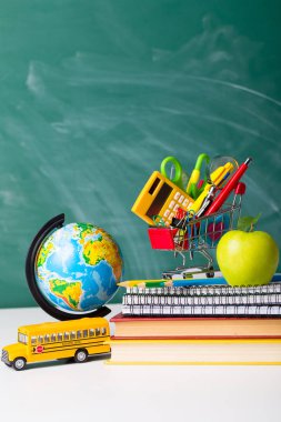 Okul konseptine geri dönelim. Okul malzemeleri.