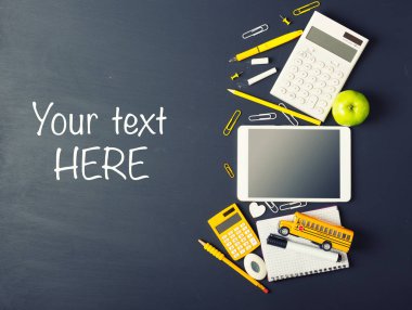 Tablet pc, dizüstü bilgisayar yığını ve kalem. Çuval ve öğrenci çalışmaları aksesuarları. Geri okul kavramı.