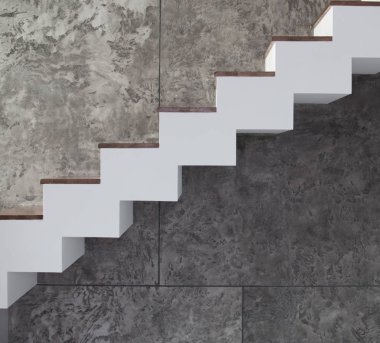 Siyah ya da gri taş duvar iç beyaz ve ahşap merdiven 