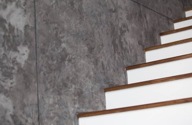 Siyah ya da gri taş duvar iç beyaz ve ahşap merdiven 