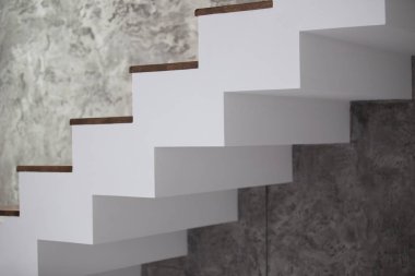 Siyah ya da gri taş duvar iç beyaz ve ahşap merdiven 