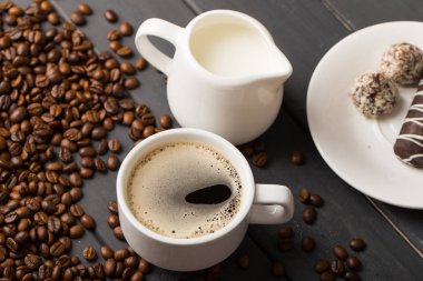 Siyah arka plan üzerine siyah kahve çekirdekleri