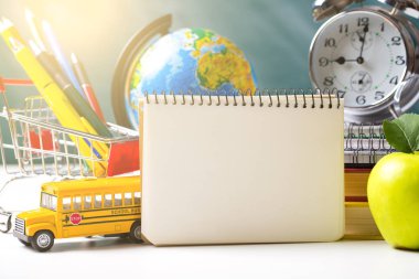 Okul konseptine geri dönelim. Okul malzemeleri.