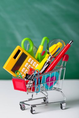 Okul konseptine geri dönelim. Okul malzemeleri.