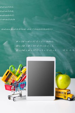 Tablet pc, dizüstü bilgisayar yığını ve kalem. Çuval ve öğrenci çalışmaları aksesuarları. Geri okul kavramı.