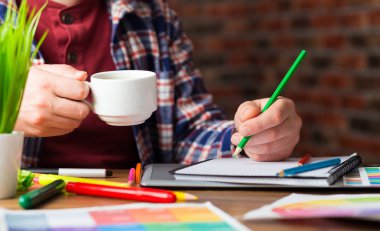 Genç bakış açısı Tasarımcısı ile modern Office grafik tablet