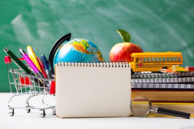 Okul konseptine geri dönelim. Okul malzemeleri.