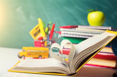 Okul konseptine geri dönelim. Okul malzemeleri.