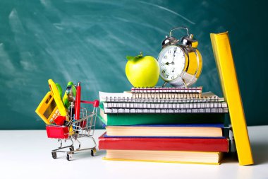 Okul konseptine geri dönelim. Okul malzemeleri.