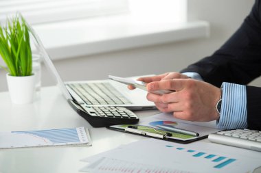 smartphone tablet işyerinde ofiste genç işadamı