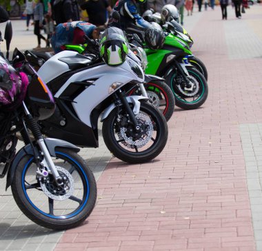 spor motosiklet şehir yolda 