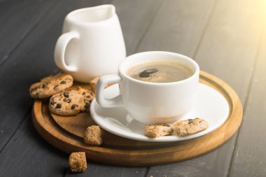 Siyah arka plan üzerine siyah kahve çekirdekleri