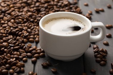 Siyah arka plan üzerine siyah kahve çekirdekleri