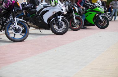 spor motosiklet şehir yolda 