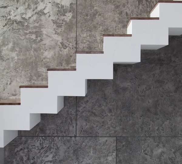 Siyah ya da gri taş duvar iç beyaz ve ahşap merdiven 