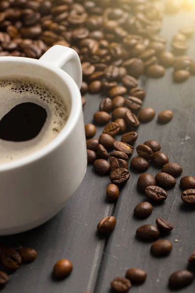 Siyah arka plan üzerine siyah kahve çekirdekleri