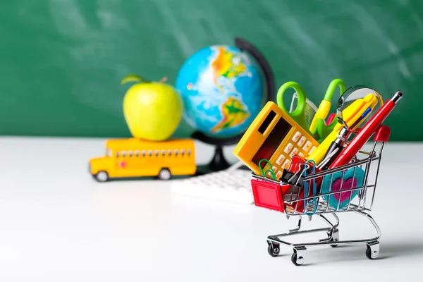 回到学校的概念 学校用品 校车和带物品的购物车 — 图库照片