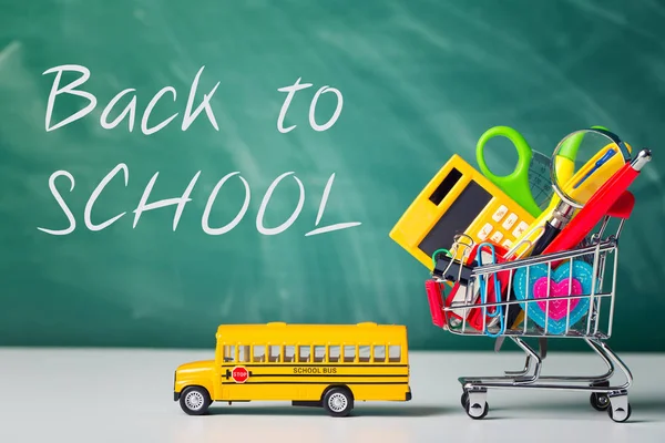 学校のコンセプトです 学校供給 スクールバスおよび原料とショッピング カート — ストック写真