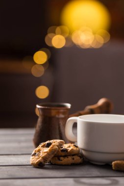 tanımlama bilgileri ve fasulye kafede sıcak siyah kahve