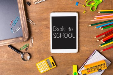 Tablet pc, dizüstü bilgisayar yığını ve kalem. Çuval ve öğrenci çalışmaları aksesuarları. Geri okul kavramı.