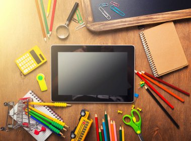 Tablet pc, dizüstü bilgisayar yığını ve kalem. Çuval ve öğrenci çalışmaları aksesuarları. Geri okul kavramı.
