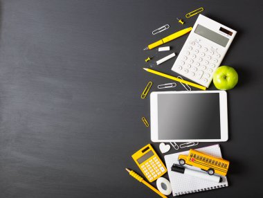 Tablet pc, dizüstü bilgisayar yığını ve kalem. Çuval ve öğrenci çalışmaları aksesuarları. Geri okul kavramı.