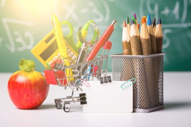 Okul konseptine geri dönelim. Okul malzemeleri.