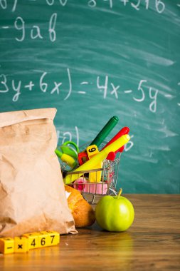 Okul konseptine geri dönelim. Okul malzemeleri.