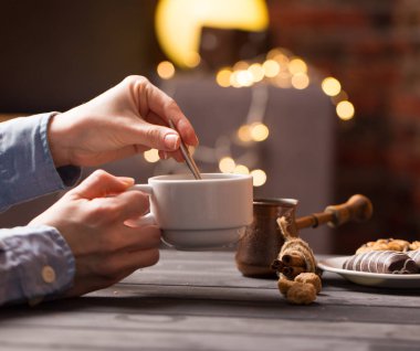 tanımlama bilgileri ve fasulye kafede sıcak siyah kahve