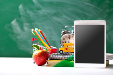 Tablet pc, dizüstü bilgisayar yığını ve kalem. Çuval ve öğrenci çalışmaları aksesuarları. Geri okul kavramı.