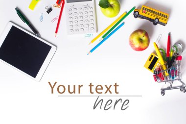 Tablet pc, dizüstü bilgisayar yığını ve kalem. Çuval ve öğrenci çalışmaları aksesuarları. Geri okul kavramı.