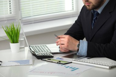smartphone tablet işyerinde ofiste genç işadamı