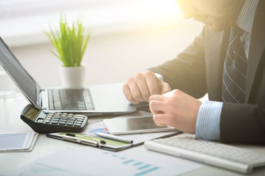 smartphone tablet işyerinde ofiste genç işadamı