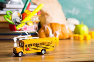 Okul konseptine geri dönelim. Okul malzemeleri.