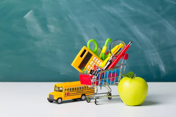 回到学校的概念 学校用品 校车和带物品的购物车 — 图库照片