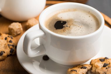 Siyah arka plan üzerine siyah kahve çekirdekleri