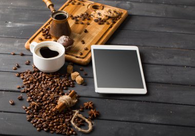 Siyah arka plan üzerine siyah kahve çekirdekleri