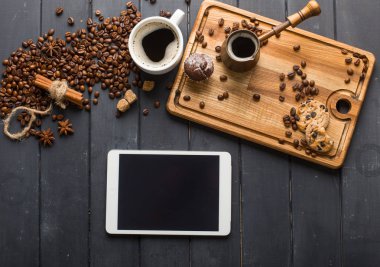 Siyah arka plan üzerine siyah kahve çekirdekleri