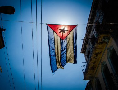 Merkez Havana'nın işçi sınıfı mahalle bir sokakta Küba bayrağı asmak