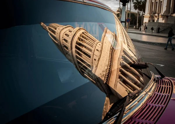 Reflexión de vidrio sobre un viejo parabrisas Chevrolet en La Habana —  Fotos de Stock