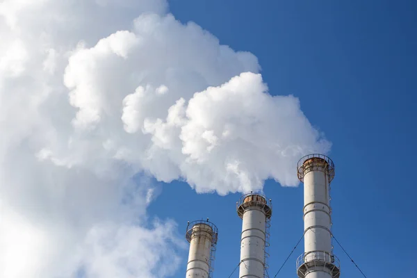 Bulutlar mavi gökyüzü arka plan yapma lüle. Dioksit hava kirliliği. Çevre kirliliği.