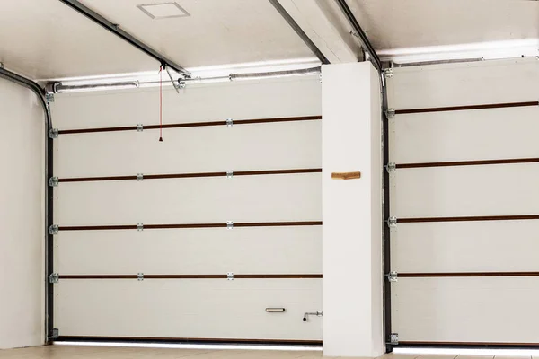 Doppelplatz Leere Garage Innenraum Mit Automatischen Türen — Stockfoto