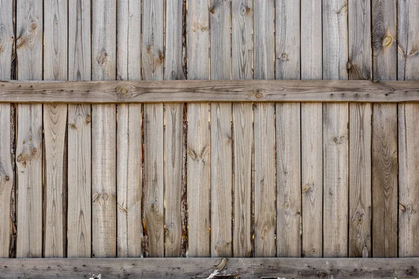 Крупный план вертикального простого деревянного забора из дуба. Старая узловая деревянная стена. Винтажный деревенский узор. Copyspace — стоковое фото