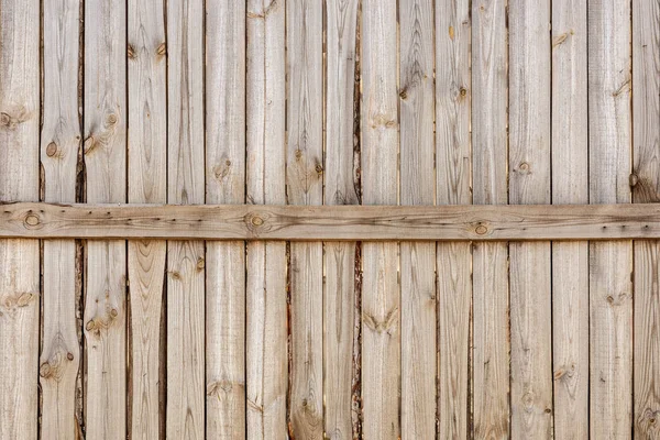 Close-up de fundo de cerca de madeira de carvalho simples vertical. Parede de madeira com nós velhos. Padrão rústico vintage. Espaço de cópia — Fotografia de Stock