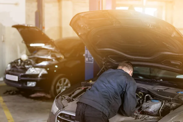 Csinál Ellenőriz Megjelöl Kocsi Megnyitott Motorháztető Alatt Mehanic Eszközök Mint — Stock Fotó