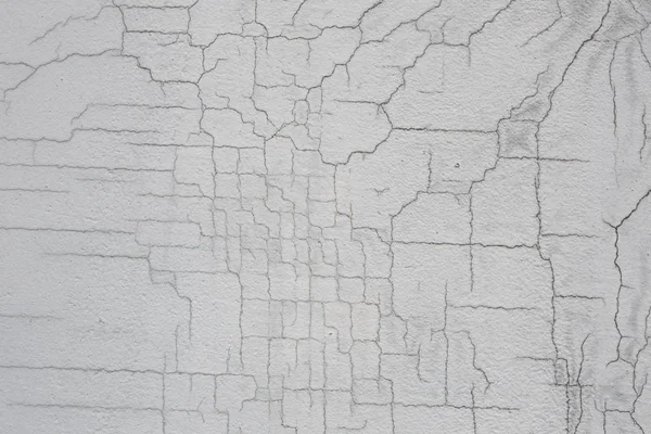 白い汚れひびの入った壁のテクスチャ 小さいまっすぐひび 塗装表面に直接破壊 セルの割れ目 — ストック写真