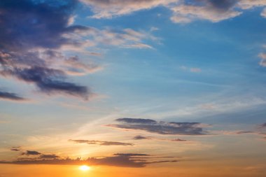 Beslenme çantası taze lezzetli tatlı kiraz ile ahşap masa üzerinde açık havada küçük sevimli beyaz sarışın kız. Plastik kutu tatlı organik çilek yemek olacak evlat. Çocuk sağlıklı gıda kavramı.