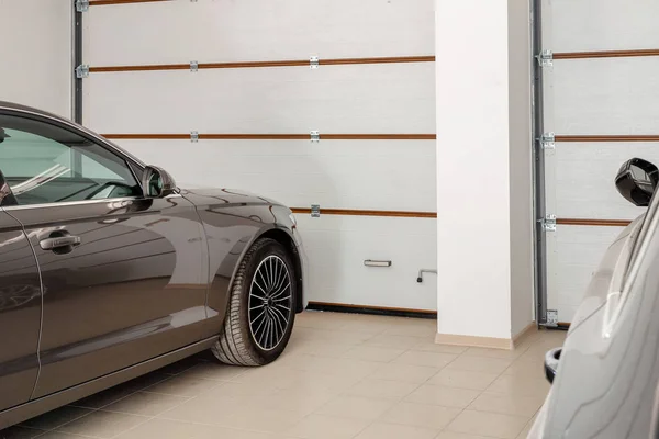 Ana sayfa garaj iki araç iç için. Evde temiz lüks arabalar park. Otomatik uzaktan kumanda kapılar. Tavanlı taşıma depolama.