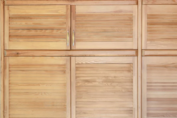 现代木制橱柜的经典质朴风格 详细的衣柜的情况下 百叶窗板门 乡间别墅内饰 — 图库照片
